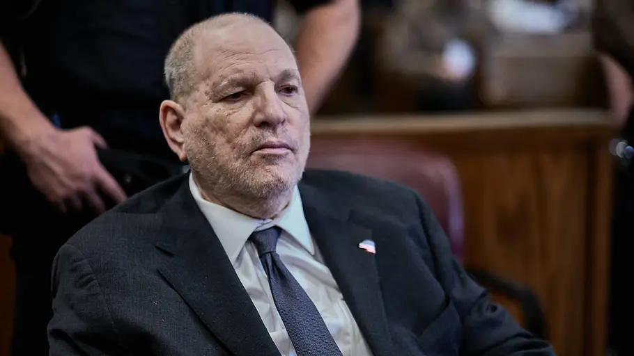 Es ist nicht der erste gesundheitliche Zwischenfall für Harvey Weinstein. Harvey Weinstein im März 2026 vor Gericht.
