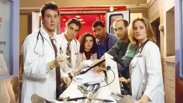 Die Besetzung von Emergency Room schaut in die Kamera. - Foto: TMDB
