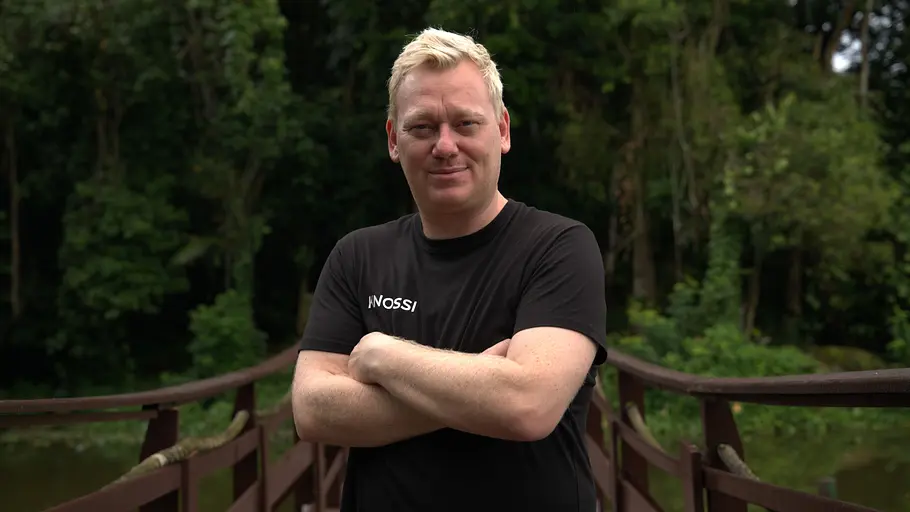 Es überrascht wenig: Knossi hat richtig Bock! Knossi mit verschränkten Armen.