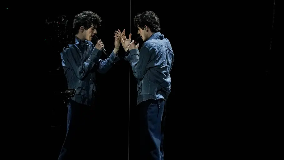 ESC 2026 Daniel Žižka Daniel Žižka singt vor einem Spiegel und greift nach sich selbst.