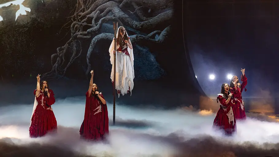 ESC 2026 LELEK LELEK schwebt während der Performance von „Andromeda“ über die Bühne