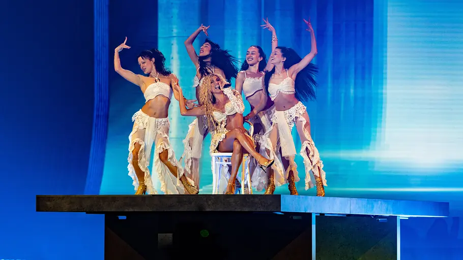 ESC 2026 Antigoni Antigoni und eine Gruppe von Tänzerinnen performen auf einem Podest