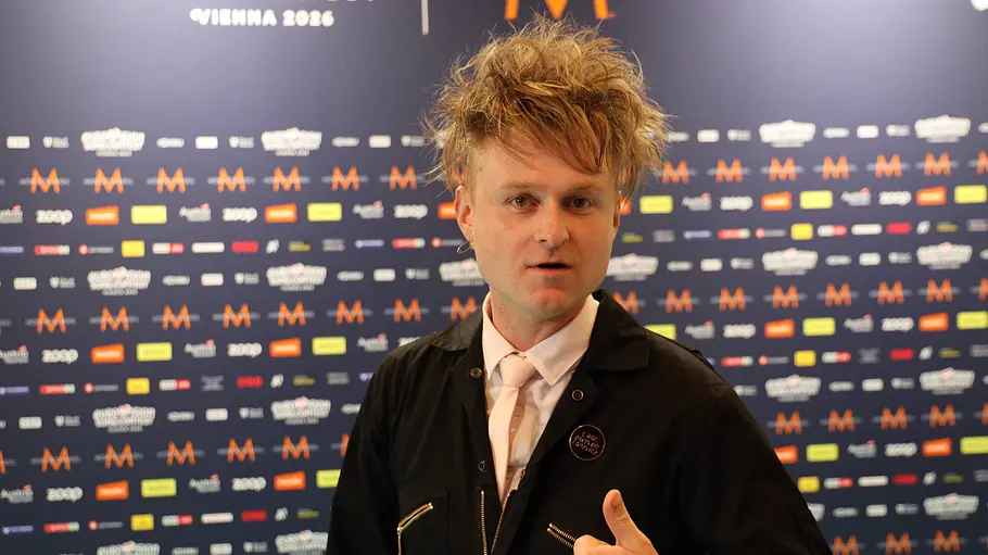 ESC 2026 LOOK MUM NO COMPUTER LOOK MUM NO COMPUTER posiert auf dem Roten Teppich mit einem Daumen nach oben.