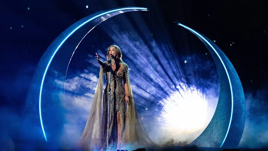 ESC 2026 Delta Goodrem Delta Goodrem singt vor einem sich fast schließendem Torbogen.