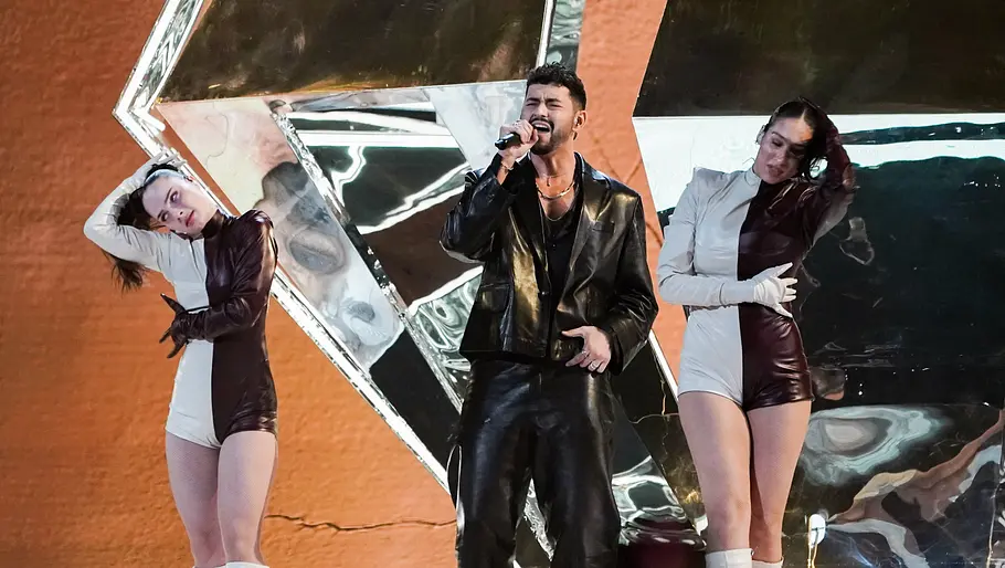 ESC 2026 Noam Bettan Noam Bettan singt „Michelle“ vor einem übergroßen Diamanten.
