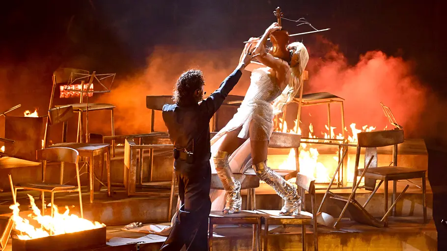 ESC 2026 Linda Lampenius und Pete Parkkonen Linda Lampenius und Pete Parkkonen performen „Liekinheitin“ umgeben von Flammen