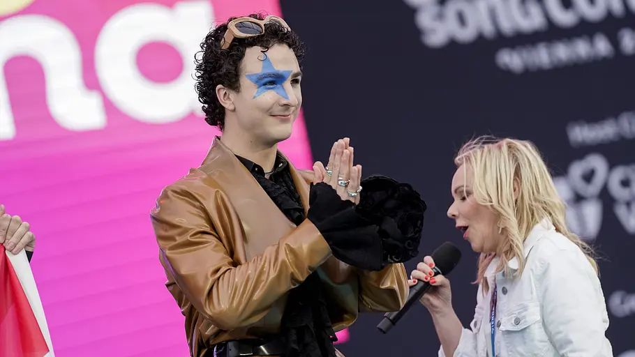 ESC 2026 COSMÓ COSMÓ bei der Eröffnungszeremonie des Turquoise Carpet Events des 70. Eurovision Song Contest 2026. Er hält seine Handflächen aneinander.