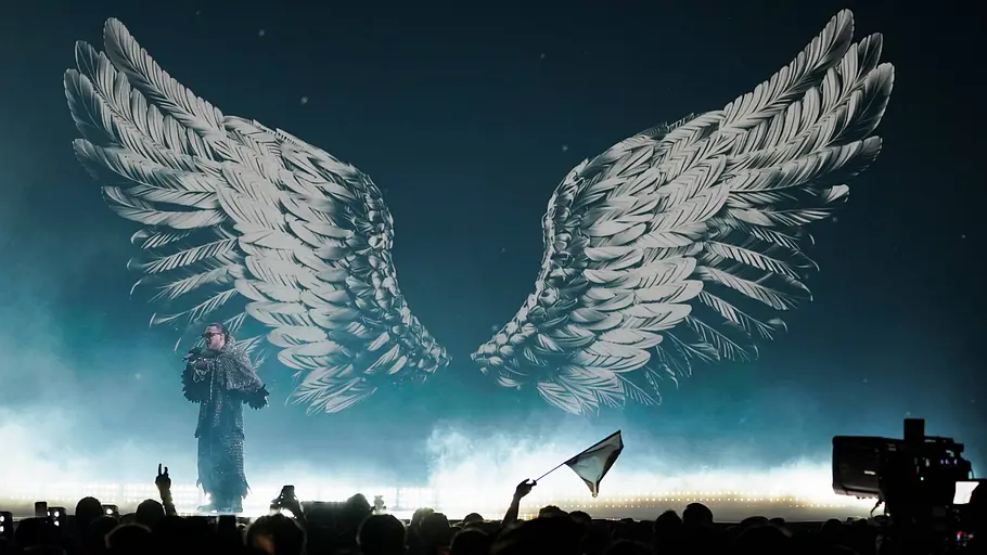 ESC 2026 Alis Elis performt seinen ESC-Song „Nân“. Auf dem Screen hinter ihm sehen wir Engelsflügel.