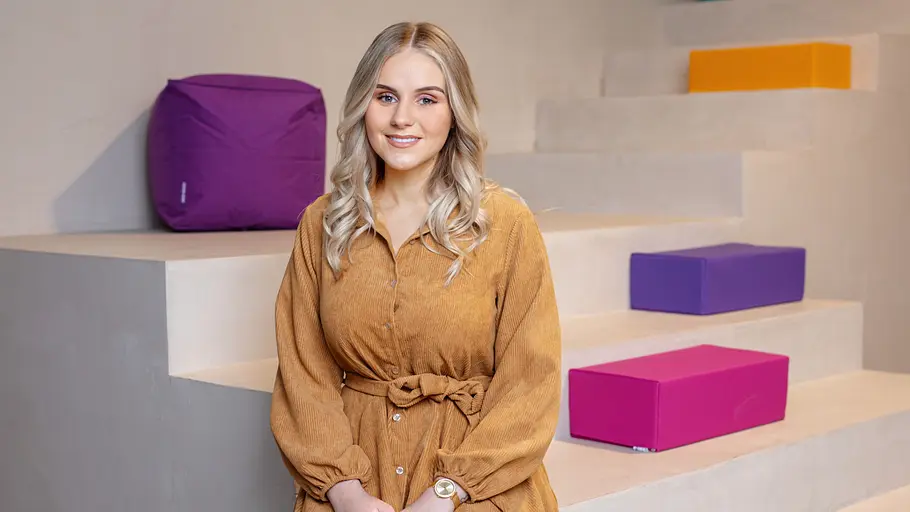 Estefania Wollny sitzt für ein Fotoshooting auf einer Treppe. 