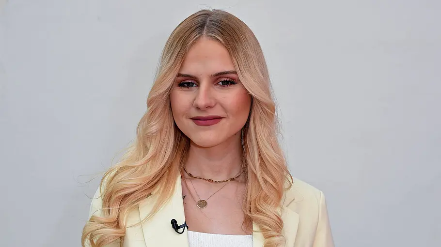 Estefania Wollny lächelt in die Kamera. Sie trägt einen hellen Blazer.