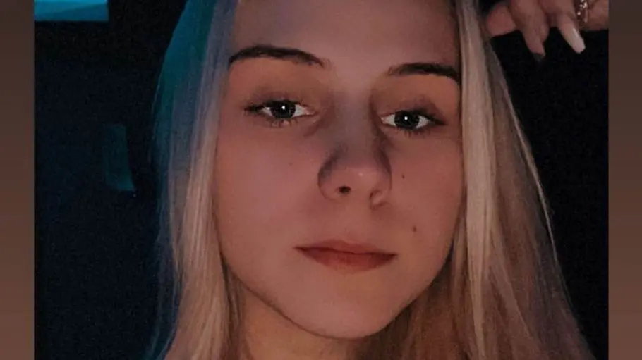 Estefania Wollny schaut ernst in die Kamera