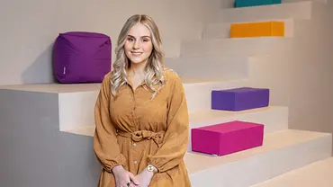 Estefania Wollny sitzt auf einer Treppe mit bunten Elementen. - Foto: RTLZWEI Estefania Wollny sitzt auf einer Treppe mit bunten Elementen. - Foto: RTLZWEI