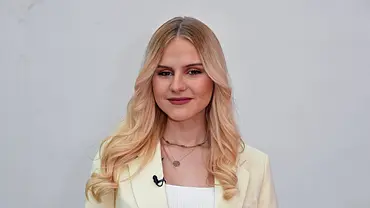 Estefania Wollny mit mittellangen, blondierten Haaren und dezentem Make-up in einem hellen Blazer vor neutralem Hintergrund. - Foto: IMAGO / Gartner