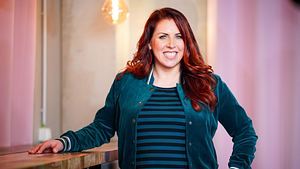 Esther Ollick bei „Bares für Rares“ mit rotem Lippenstift und Vintage-Outfit, im ZDF-Studio – verlässt die Sendung nach acht Jahren. - Foto: Mediapress