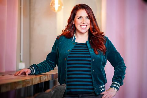 Esther Ollick bei „Bares für Rares“ mit rotem Lippenstift und Vintage-Outfit, im ZDF-Studio – verlässt die Sendung nach acht Jahren. - Foto: Mediapress