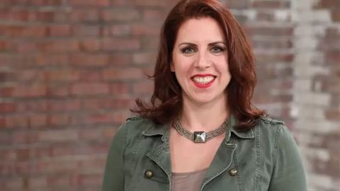 Esther Ollick bei „Bares für Rares“ mit rotem Lippenstift und Vintage-Outfit, im ZDF-Studio – verlässt die Sendung nach acht Jahren. - Foto: ZDF