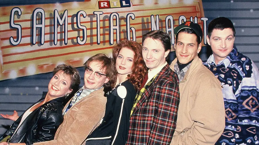 RTL Samstagnacht mit den Moderatoren Tanja Schumann,Wigald Boning, Esther Schweins, Olli Dittrich, Mirco Nontschew, Stefan Jürgens, vor dem Logo der Sendung im Jahre 1993.