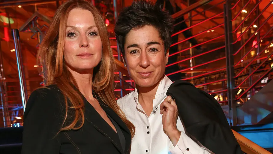 Esther Schweins und Dunja Hayali stehen eng nebeneinander bei der Berlinale 2019 auf dem roten Teppich.