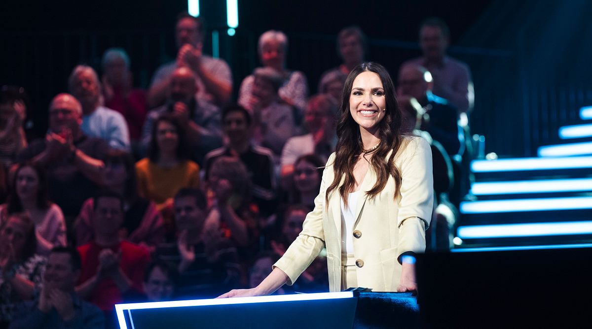 Esther Sedlaczek freut sich auf ihr drittes Kind. Esther Sedlaczek im Studio von „Die große Maus-Show“.