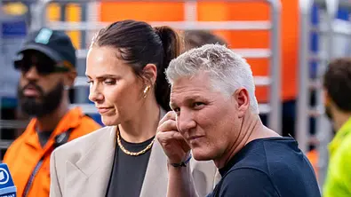 Esther Sedlaczek und Bastian Schweinsteiger bei der WM 2026. - Foto: IMAGO/Kirchner-Media Esther Sedlaczek und Bastian Schweinsteiger bei der WM 2026. - Foto: IMAGO/Kirchner-Media