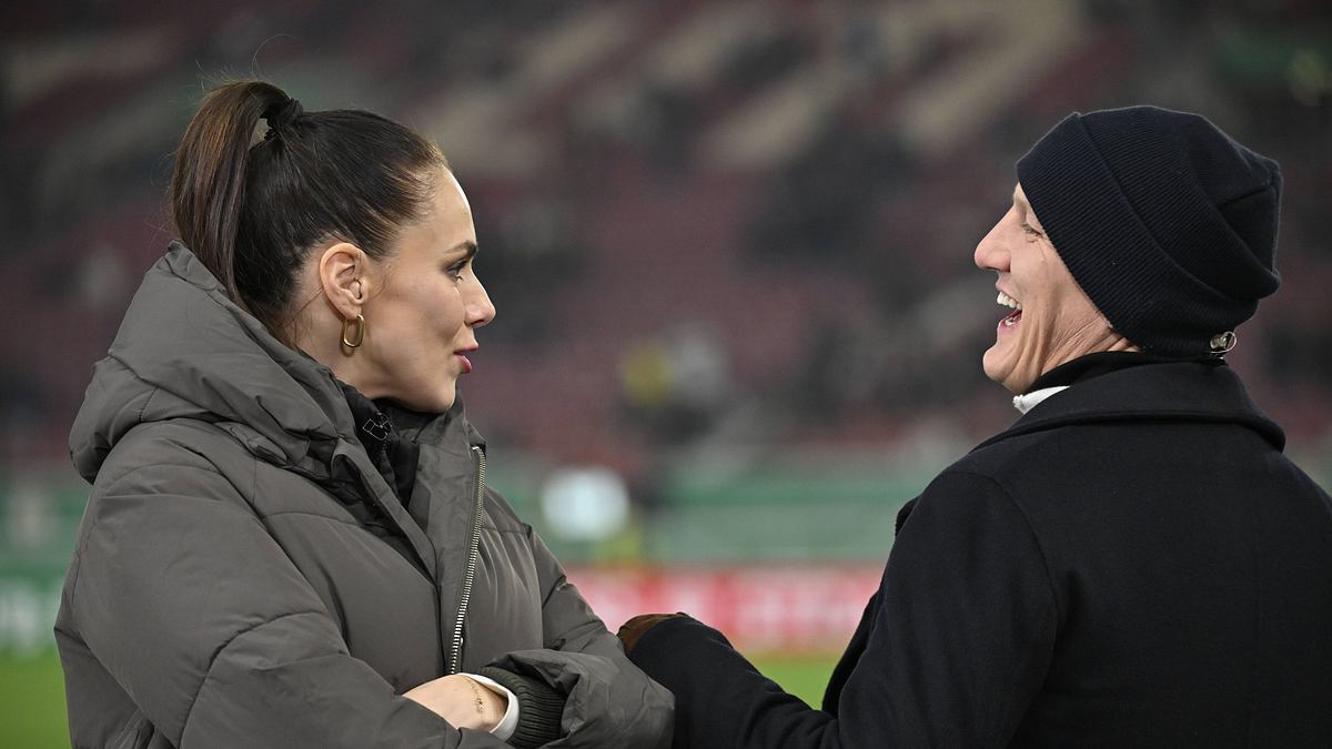 Esther Sedlaczek und Bastian Schweinsteiger Esther Sedlaczek (links) und Bastian Schweinsteiger (rechts) lachen. Bastian hat seine Hand auf ihrem linken Arm.