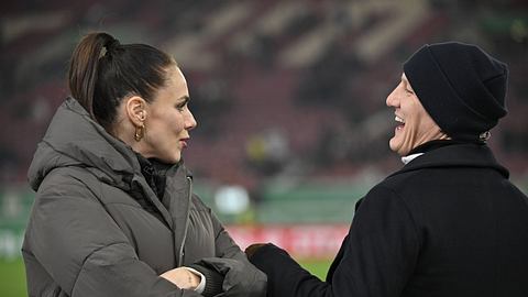 Esther Sedlaczek (links) und Bastian Schweinsteiger (rechts) lachen. Bastian hat seine Hand auf ihrem linken Arm.  - Foto: IMAGO / Imagebroker