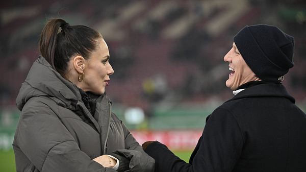 Esther Sedlaczek (links) und Bastian Schweinsteiger (rechts) lachen. Bastian hat seine Hand auf ihrem linken Arm.  - Foto: IMAGO / Imagebroker