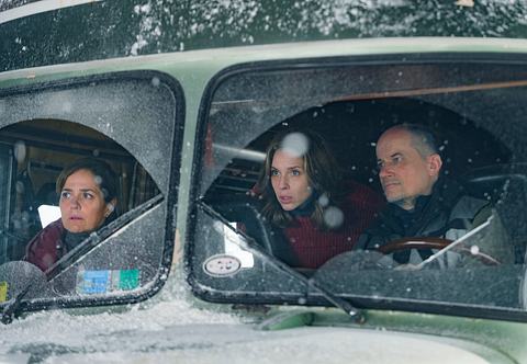 Eternautra: Drei Figuren der Serie sitzen in einem Van und wollen dem Schnee entkommen - Foto: Marcos Ludevid / Netflix 2024