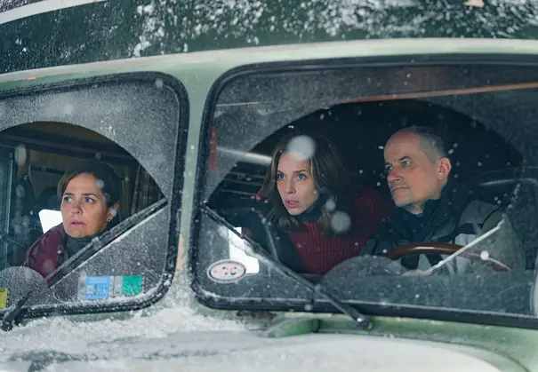 Eternautra: Drei Figuren der Serie sitzen in einem Van und wollen dem Schnee entkommen - Foto: Marcos Ludevid / Netflix 2024