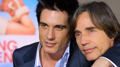 Ethan Browne und Jackson Browne Arm in Arm in Los Angeles im Jahr 2004. - Foto: IMAGO / Depositphotos
