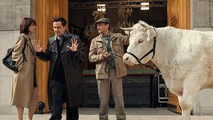 Jack und Geneviève stehen neben einem Rind. - Foto: Prime Video