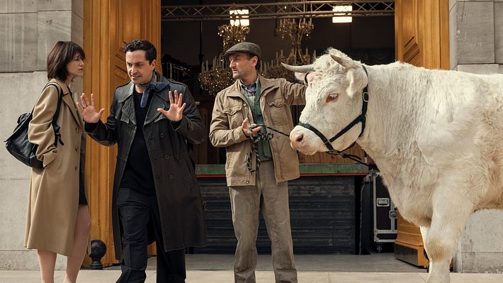 Jack und Geneviève stehen neben einem Rind. - Foto: Prime Video