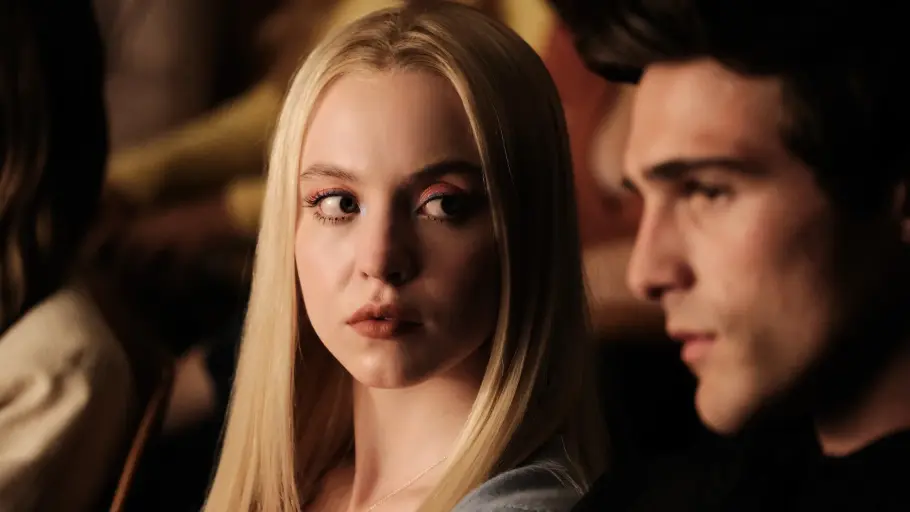 Cassie schaut Nate in einer Folge der zweiten Staffel von „Euphoria“ an. Er schaut jedoch nach vorne.