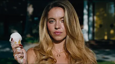 Sydney Sweeney steht mit einem schmelzenden Eis in der Hand da.  - Foto: HBO Max