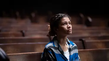 Zendaya sitzt als Rue aus „Euphoria“ in einem Hörsaal. - Foto: HBO Max Zendaya sitzt als Rue aus „Euphoria“ in einem Hörsaal. - Foto: HBO Max