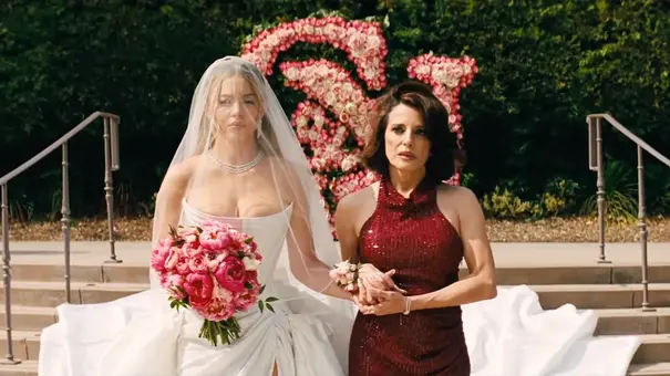 Die Hochzeit von Nate und Cassie in Staffel 3 von „Euphoria“. Cassie geht mit ihrer Mutter den Weg zum Altar und sieht sehr unglücklich aus. - Foto: HBO Max