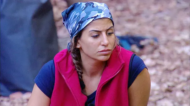 Eva Benetatou schaut gedankenverloren nach unten. - Foto: RTL