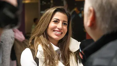 Eva Benetatou lächelt einen Reporter an. - Foto:  IMAGO / pictureteam