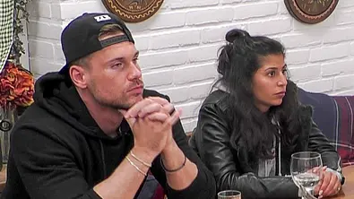 Chris Broy und Eva Benetatou sitzen betrübt am Tisch.  - Foto: TVNow