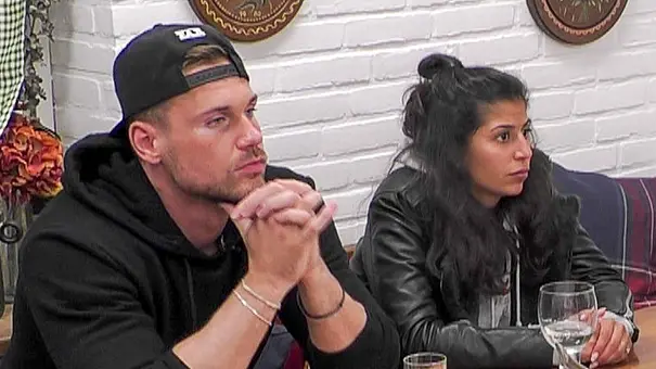 Chris Broy und Eva Benetatou sitzen betrübt am Tisch.  - Foto: TVNow