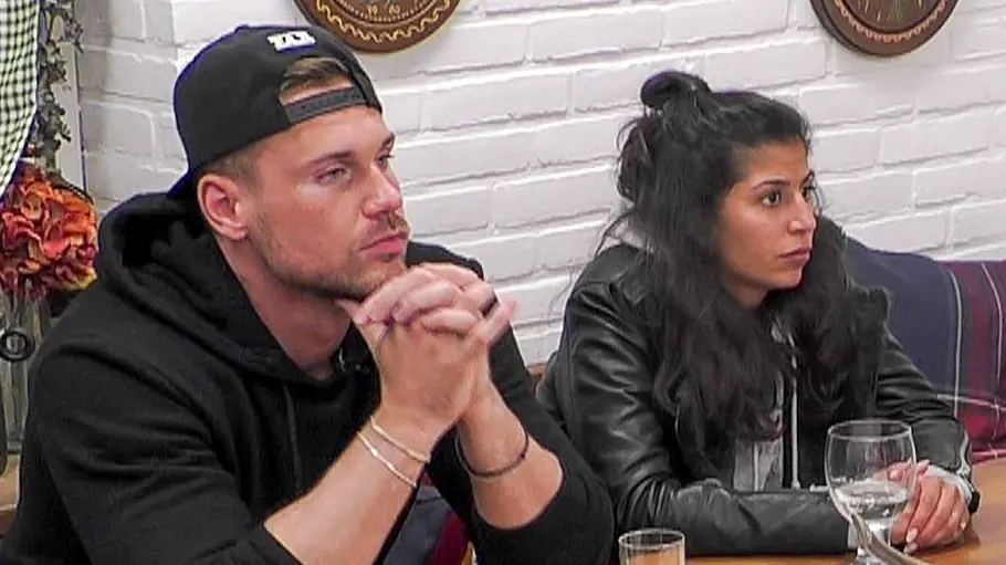 Chris Broy und Eva Benetatou sitzen betrübt am Tisch. Chris Broy und Eva Benetatou sitzen betrübt am Tisch.