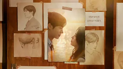 Eine Reihe an Zeichnungen von Jae-won. In der Mitte ist ein Foto von Seo-yoon und Jae-won - Foto: Netflix