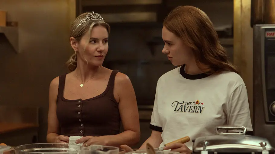„Every Year After“ Elisha Cuthbert als Sue Florek und Sadie Soverall als Percy Fraser in „Every Year After“.