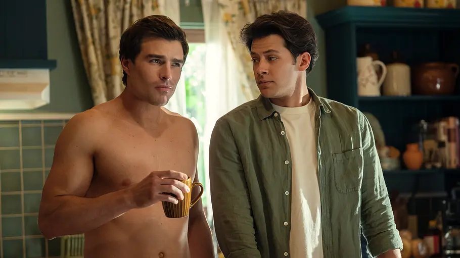 Michael Bradway als Charlie und Matt Cornett als Sam in „Every Summer After“.
