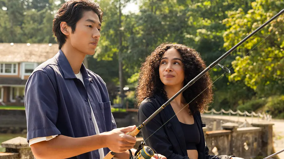 „Every Year After“ Joseph Chiu als Jordie und Aurora Perrineau als Chantal in „Every Year After“.