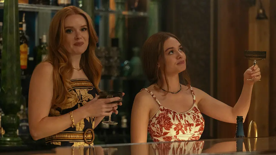 „Every Year After“ Abigail Cowen als Delilah und Sadie Soverall als Percy Fraser in „Every Year After“.