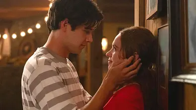 Percy wird von Sam an eine Wand gedruckt. Er legt seine Arme und ihr Gesicht und beide schauen sich verliebt an. - Foto: Prime Video Percy wird von Sam an eine Wand gedruckt. Er legt seine Arme und ihr Gesicht und beide schauen sich verliebt an. - Foto: Prime Video