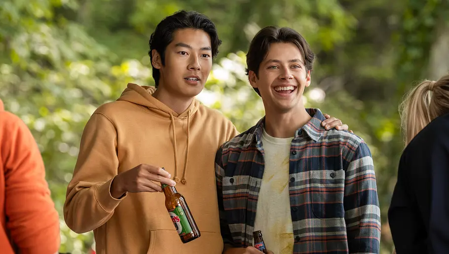 Jordie und als Sam Florek Joseph Chiu als Jordie und Matt Cornett als Sam Florek in „Every Year After“.