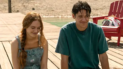 Sadie Soverall als Percy Fraser und Matt Cornett als Sam Florek in „Every Year After“. - Foto: Cate Cameron/Prime Sadie Soverall als Percy Fraser und Matt Cornett als Sam Florek in „Every Year After“. - Foto: Cate Cameron/Prime