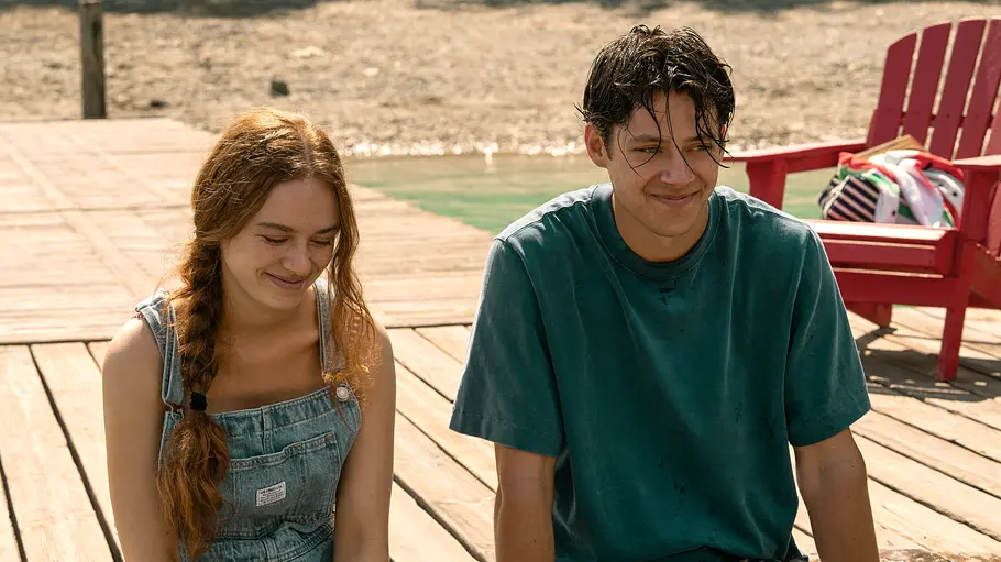 „Every Year After“ Sadie Soverall als Percy Fraser und Matt Cornett als Sam Florek in „Every Year After“.